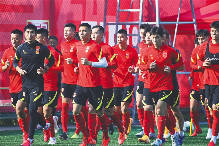 圣地亚哥：我一直受脚踝伤势困扰，这让我无法发挥出100%实力（圣地亚哥坦言脚踝伤势未愈，难以发挥100%状态）