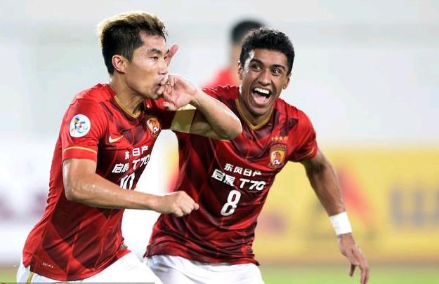 足坛年终大战淘汰赛实时赛况：梅西大幅落后姆总，C罗领先安东尼（年终足坛淘汰赛即时战报：梅西明显落后姆巴佩，C罗暂时领先安东尼）