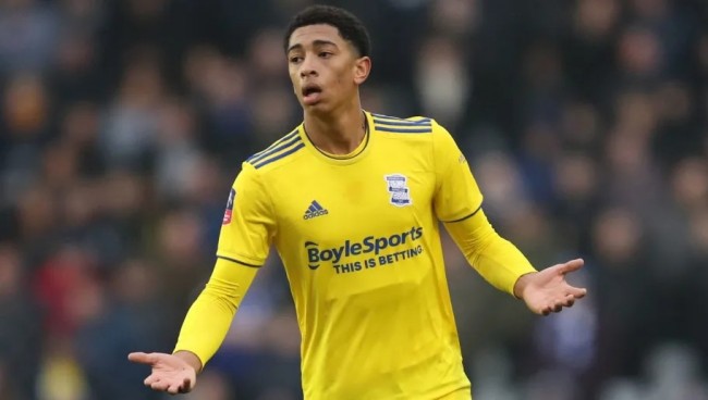 曼联中场梅努的未来：从边缘到重生