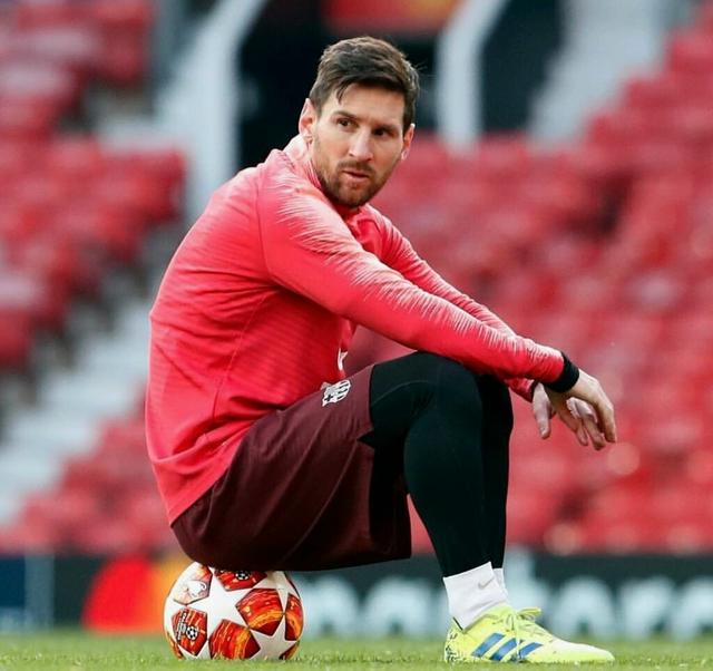 记者：莱万腿筋不适缺席训练，将无缘本轮国王杯比赛（记者：因腿筋不适缺席训练，莱万无缘本轮国王杯）