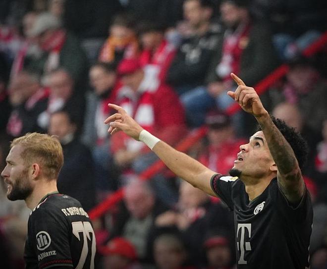 武汉盛帆女篮向仙桃中学捐赠2018万元，女篮队员闪亮登场