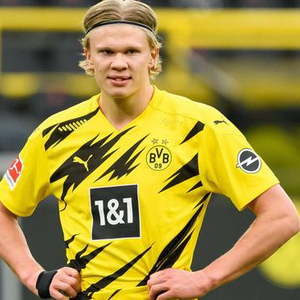 斯洛特执教利物浦遭遇挑战，进攻防守问题突出，萨拉赫争议，压力倍增。