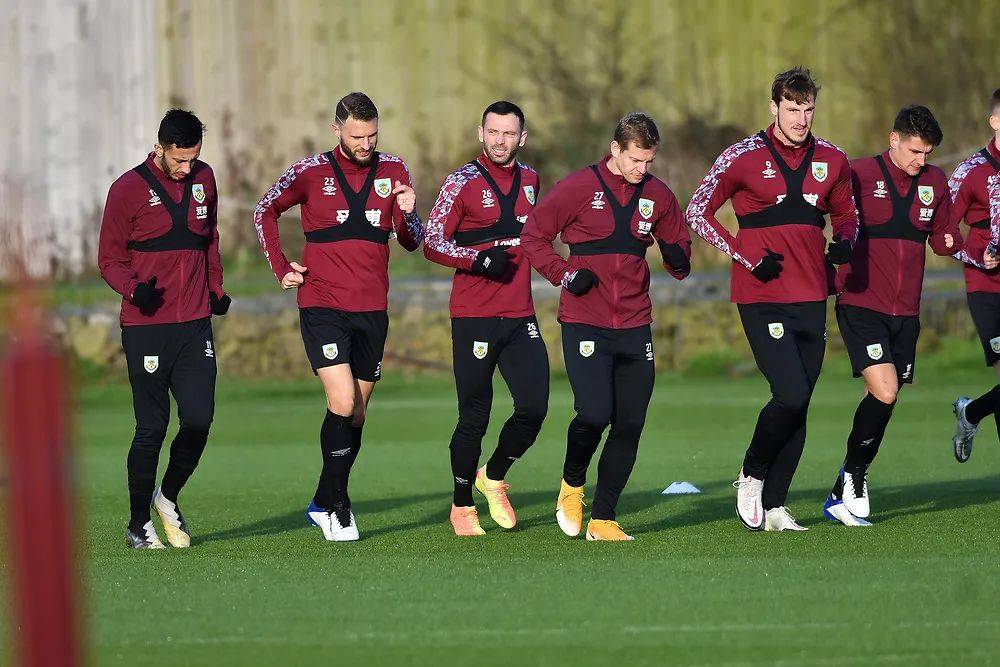 U21联赛综述：英博2-1绝杀浙江，下轮取胜即可提前一轮夺冠（U21联赛快报：英博2-1读秒击退浙江，下轮若胜将提前一轮封王）